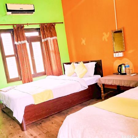 Hotel Butterfly - Peaceful Garden For Nature Lovers Sauraha Eksteriør bilde