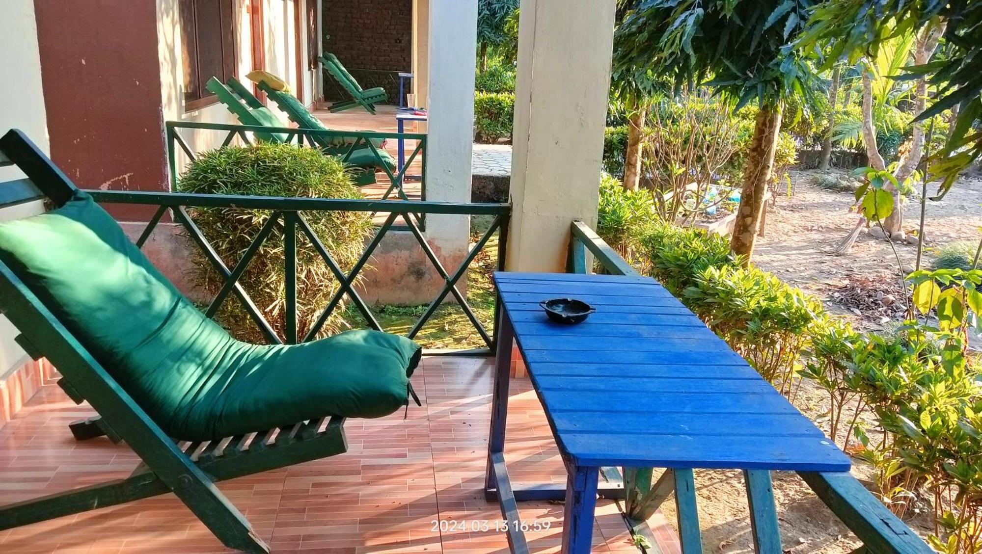 Hotel Butterfly - Peaceful Garden For Nature Lovers Sauraha Eksteriør bilde